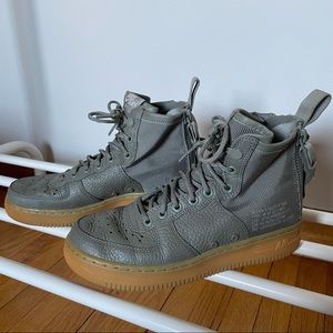 Nike high top sneaker (Unisex)